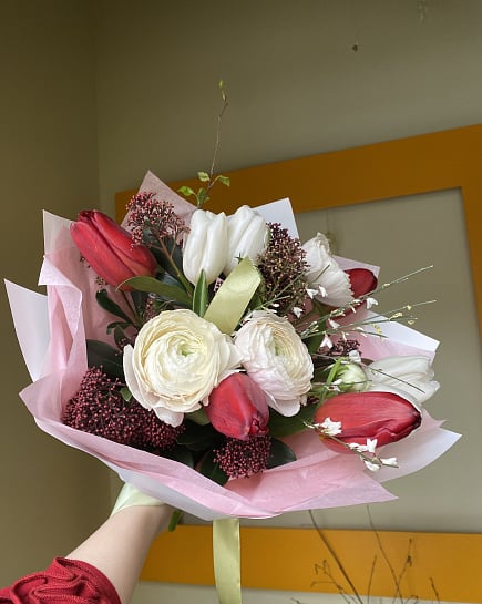 Весенний букет из тюльпанов и ранункулюсов с доставкой по Астане