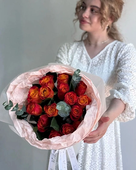 Букет из 15 оранжевых роз с эвкалиптом  с доставкой по Астане