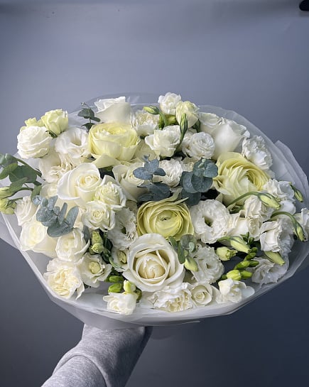 Нежный букет из белых роз и ранункулюсов с доставкой по Астане