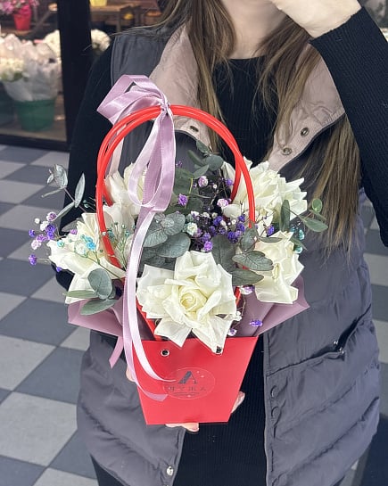 Белоснежная композиция в сумочке с доставкой по Астане