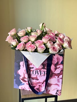 Розовое облако из кустовых роз