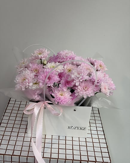 Нежные хризантемы в розово-белой гамме с доставкой по Астане