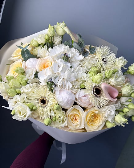 Белоснежная элегантность с герберами и розами с доставкой по Астане