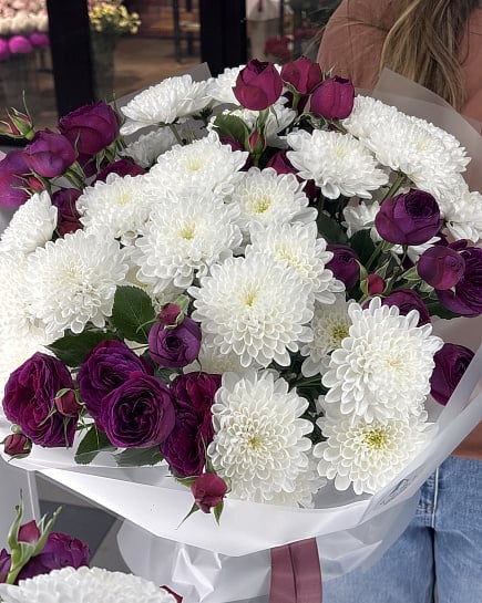 Контрастный дуэт хризантем и кустовых роз с доставкой по Астане