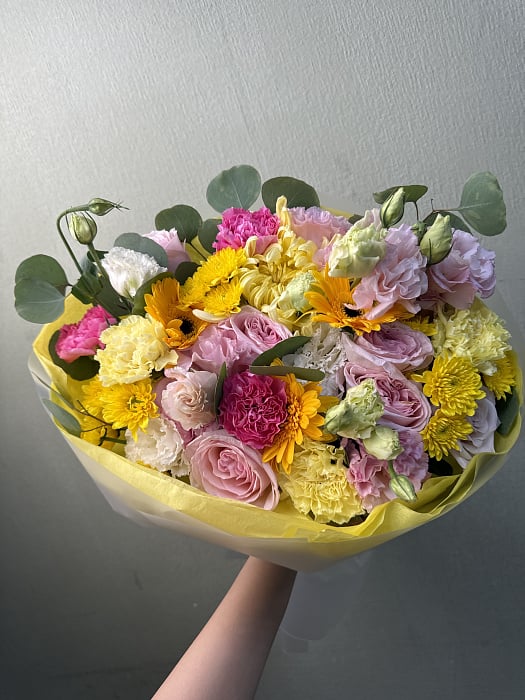 Солнечный микс с розами и герберами