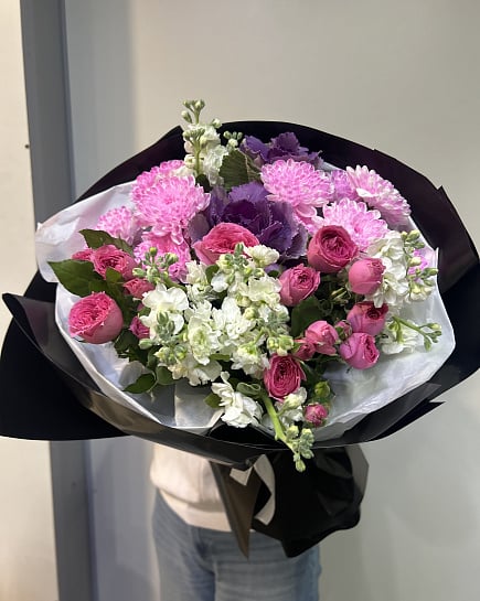 Круглый букет из розовых и белых цветов with delivery to Astana