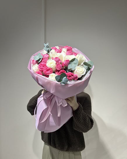 Нежный букет из пионовидных и кустовых роз с эвкалиптом с доставкой по Астане