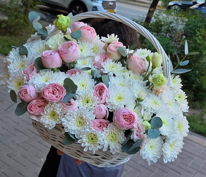 Романтическая корзина с пионовидными розами - купить в Алматы с доставкой
