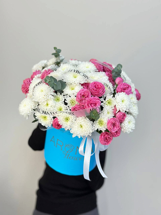 Box: Chrysanthemum + 5 bush roses Box: Chrysanthemum + 5 bush roses