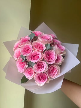 Розовый круглый букет из роз