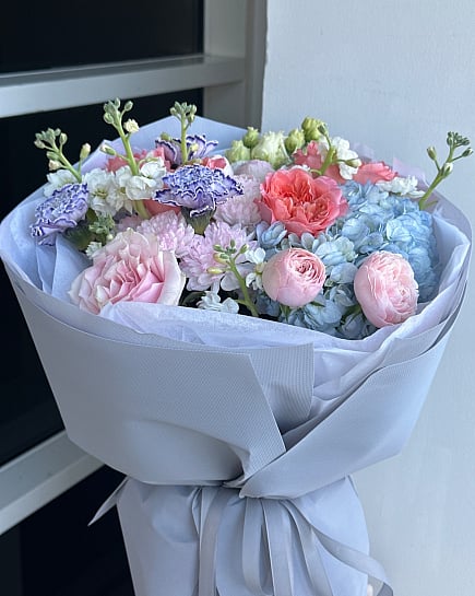 Круглый букет из розовых и синих цветов with delivery to Astana