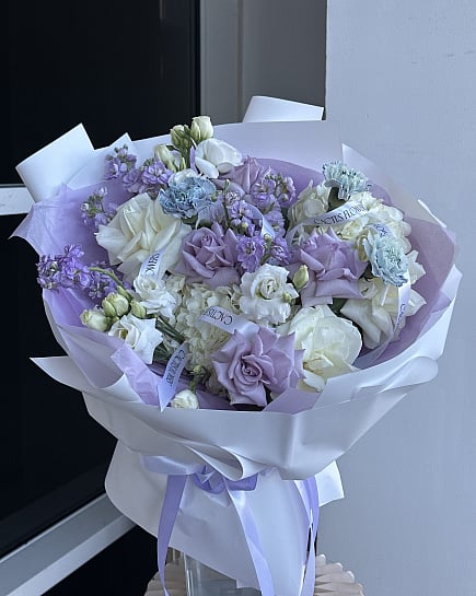 Круглый букет из роз, гортензии и эустомы with delivery to Astana