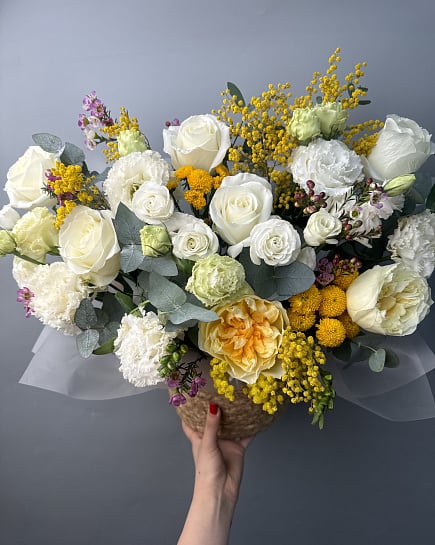 Весенний букет с пионовидными розами и мимозой с доставкой по Астане