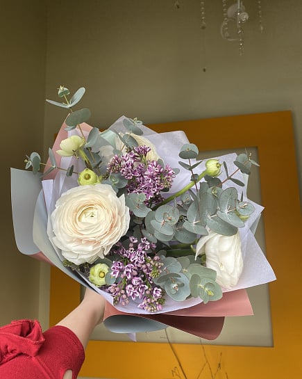 Весенний букет с ранункулюсом и сиренью с доставкой по Астане