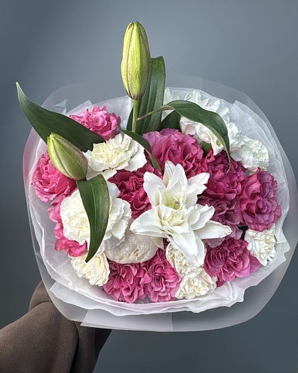 Яркий букет из розовых гвоздик и белых лилий с доставкой по Астане
