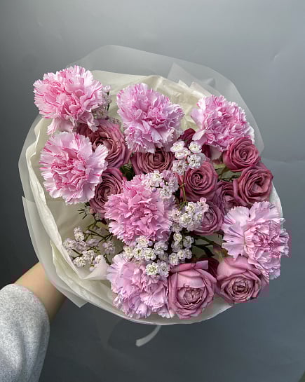 Розовый зефир из кустовых роз и гвоздик с доставкой по Астане