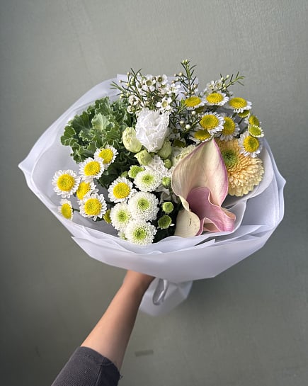 Круглый букет из белых и желтых хризантем с доставкой по Астане