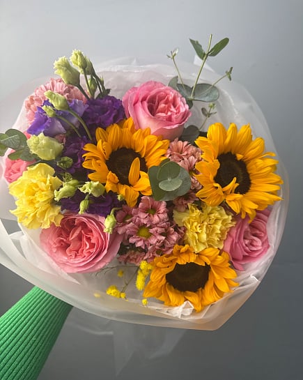 Яркий букет с подсолнухами и пионовидными розами с доставкой по Астане