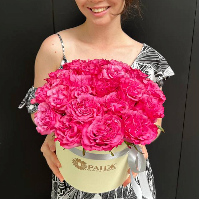 Bouquet of 25 peony pink roses in a box