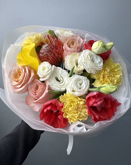 Яркий букет из калл, роз и тюльпанов с доставкой по Астане