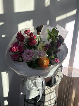 Большой круглый букет с протеей розозами эустомой альстромерией