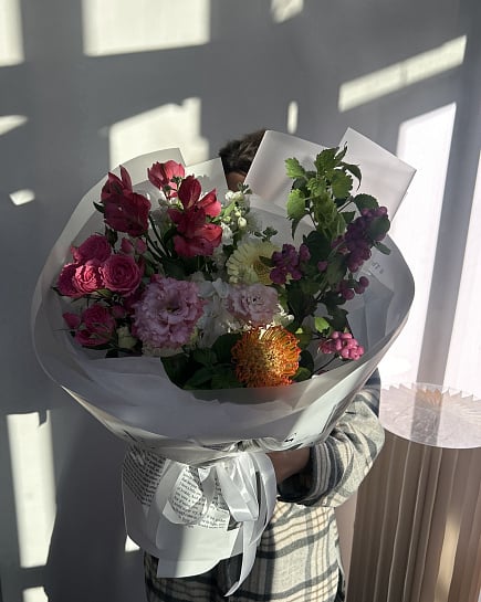 Большой круглый букет с протеей розозами эустомой альстромерией with delivery to Astana