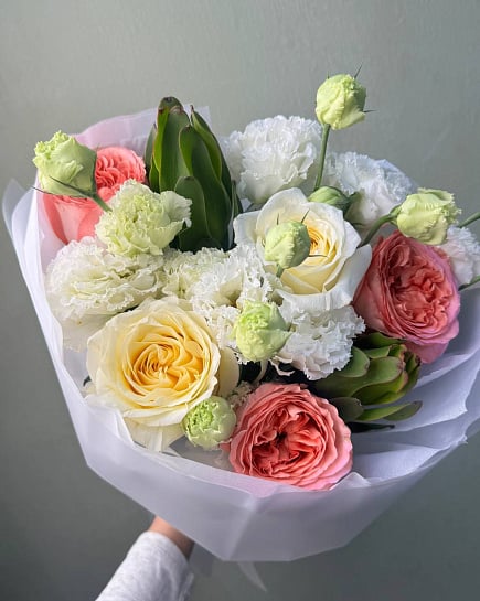Круглый букет из желтых роз и белых гвоздик with delivery to Astana