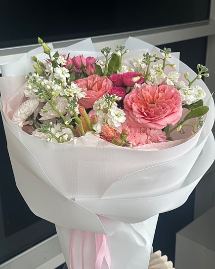 Розово-белый круглый букет цветов with delivery to Astana