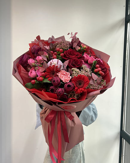 Большой круглый букет с розами и герберами with delivery to Astana