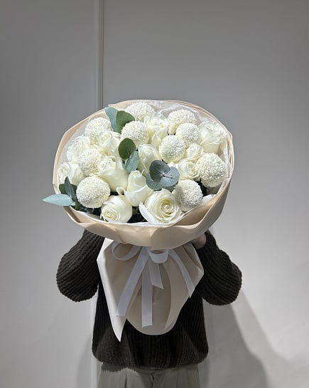 Белоснежный букет из роз и хризантем с доставкой по Астане