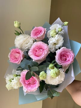 Романтичный дуэт роз и эустомы
