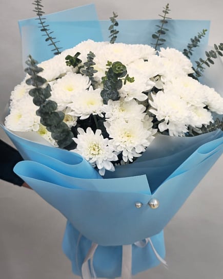 Белоснежные хризантемы с эвкалиптом с доставкой по Астане