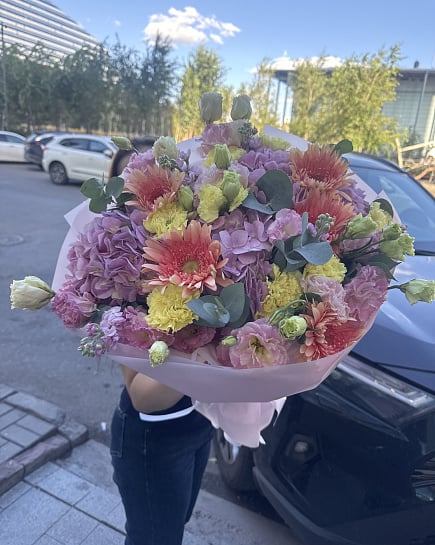 Розово-желтый букет с герберами и гортензией с доставкой по Астане