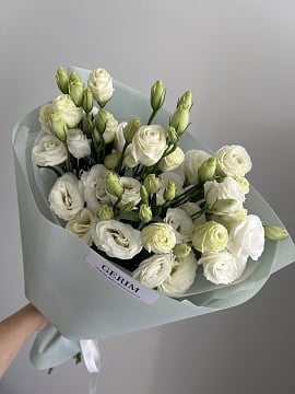 Асимметричный букет белых эустом среднего размера