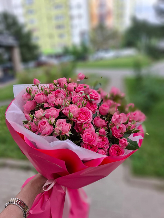 Розовое облако из кустовых роз