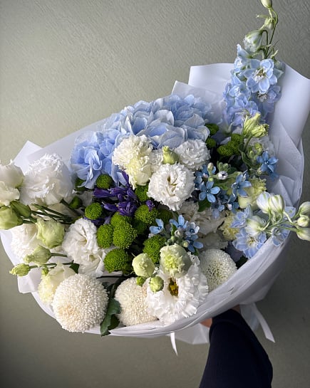 Большой асимметричный сине-белый букет цветов with delivery to Astana