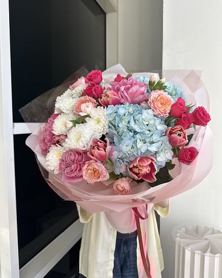 Цветочная палитра с гортензией и пионовидными розами с доставкой по Астане