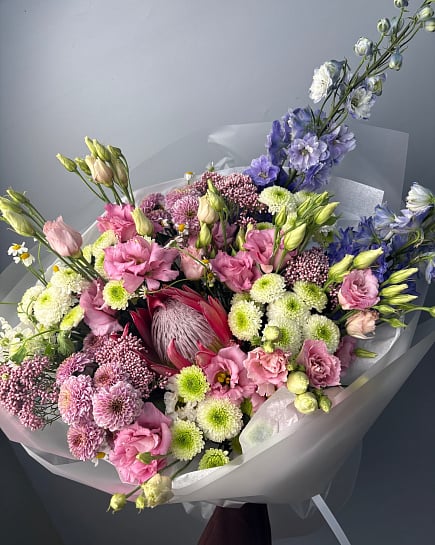 Экзотическая палитра с протеей и дельфиниумом с доставкой по Астане