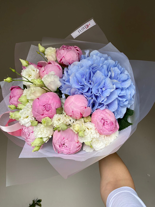 Hydrangea, peonies and eustoma