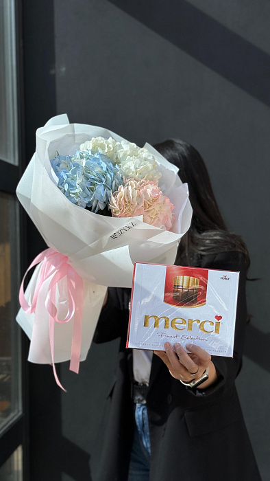 Mono bouquet with Hydrangea and merci