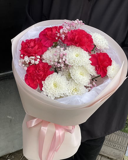 Красный и белый круглый букет with delivery to Pavlodar