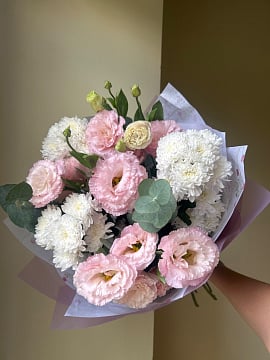 Розово-белый круглый букет из эустом и хризантем