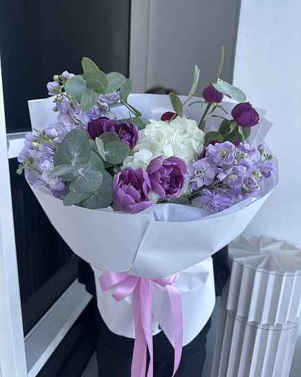 Весенний букет с фиолетовыми тюльпанами и белой гортензией с доставкой по Астане