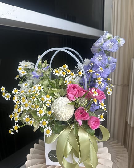 Летний бриз с ромашками и дельфиниумом with delivery to Astana