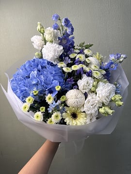 Букет из синей гортензии и белой эустомы