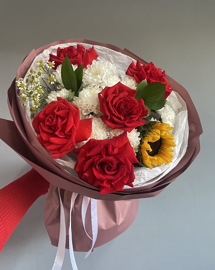 Красный букет из роз с хризантемами with delivery to Astana
