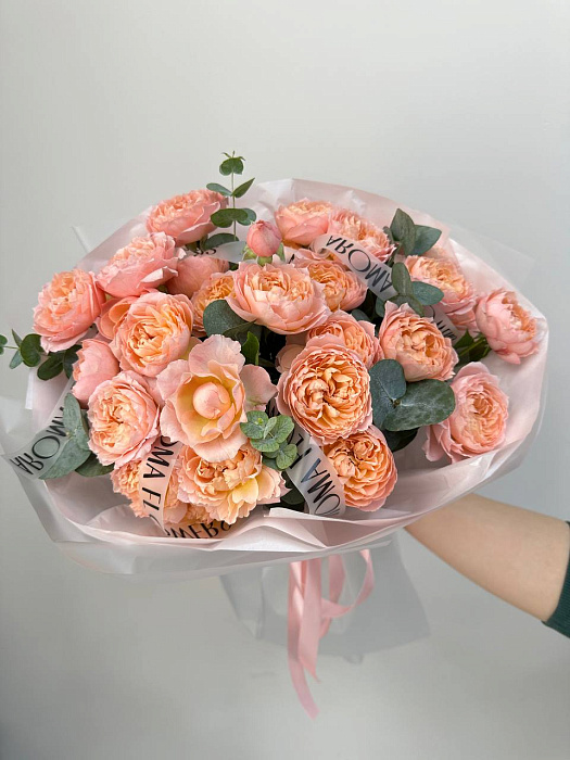 Букет из кустовых роз и эвкалипта