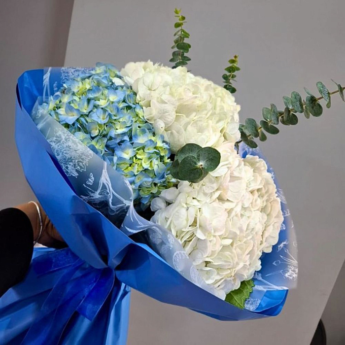 Bouquet of 3 Hydrangeas with eucalyptus