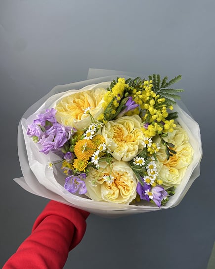 Весенний букет с пионовидными розами и мимозой с доставкой по Астане