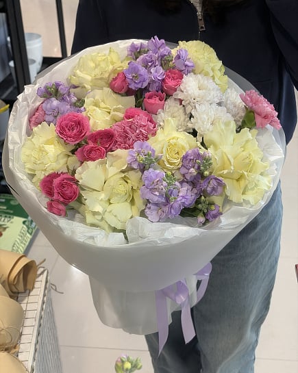 Пастельный микс с кустовыми розами и маттиолой с доставкой по Астане